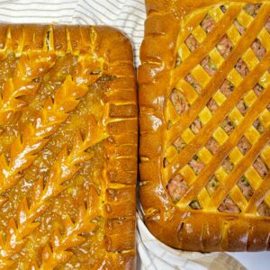 Набор пирог с ветчиной и сыром и пирог с грушей и яблоком