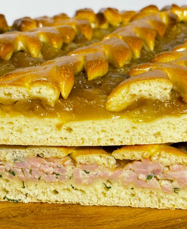 Набор пирог с ветчиной и сыром и пирог с грушей и яблоком